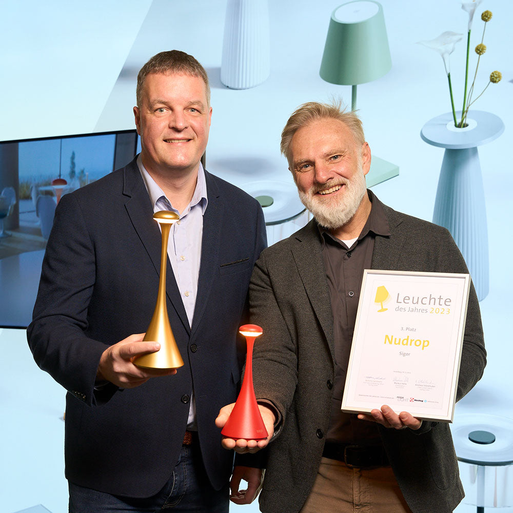 Auf der Lichtwoche Sauerland überreicht Markus Helle. Chefredakteur der HIGHLIGHT, dem Sigor-Geschäftsführer Michael Perterer die Urkunde. Bild: Christoph Meinschäfer Fotografie