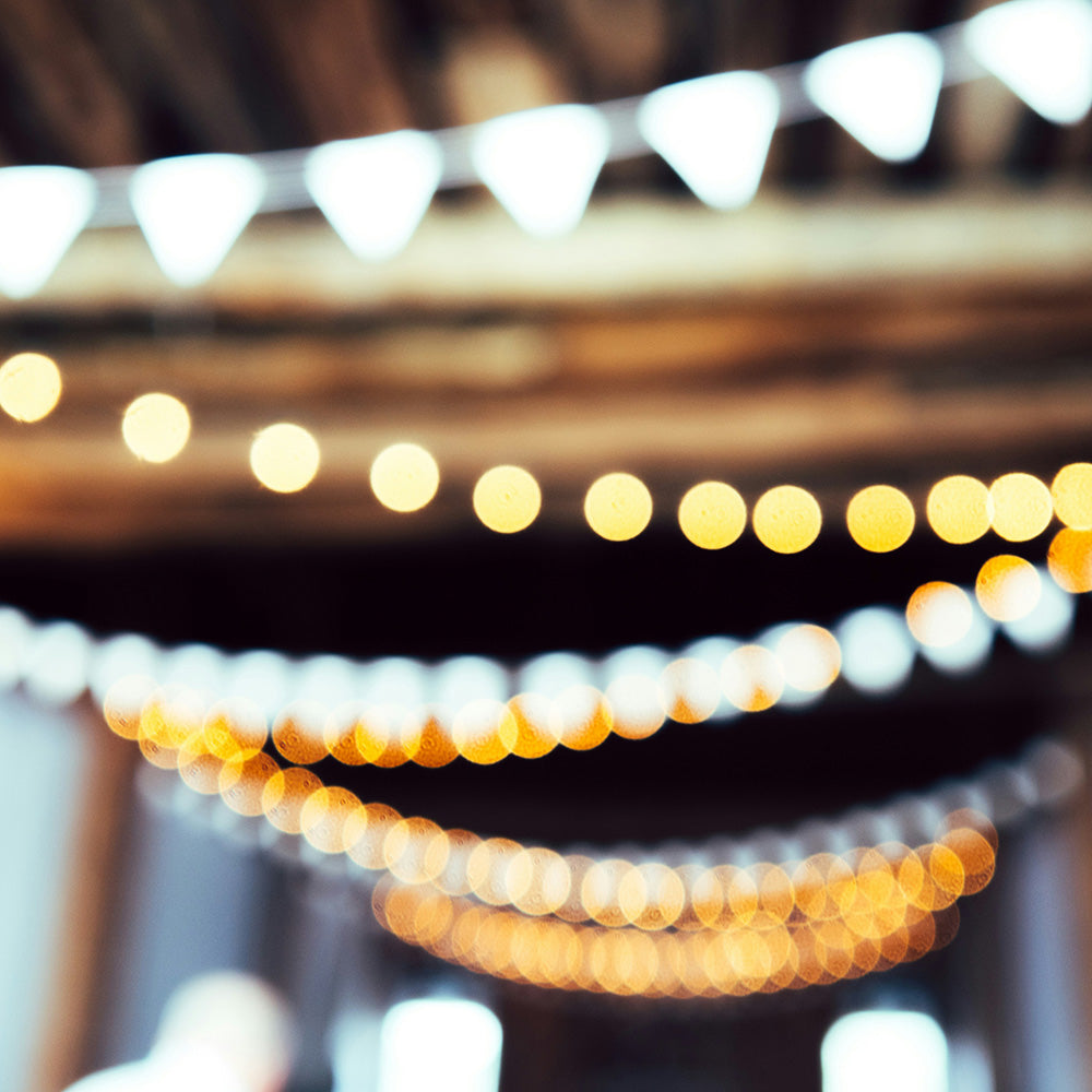 Licht für die Gartenparty: Makroansicht mehrerer Lichterketten