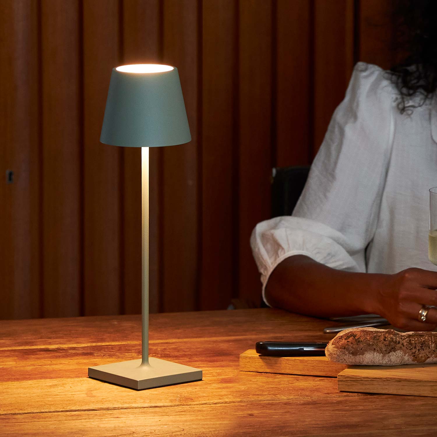 Grüne Nuindie gibt warmes Licht auf dem Esstisch