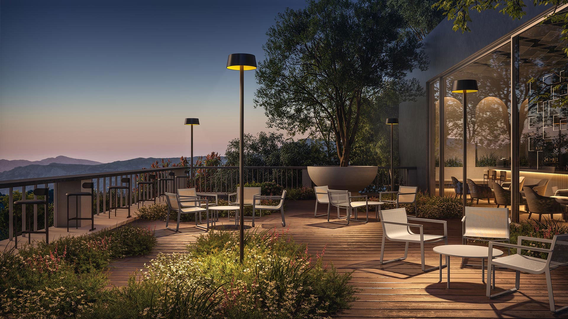 Vier Klewe Sundress Akku-Laternen auf einer Terrasse, die warmes Licht und Atmosphäre schaffen