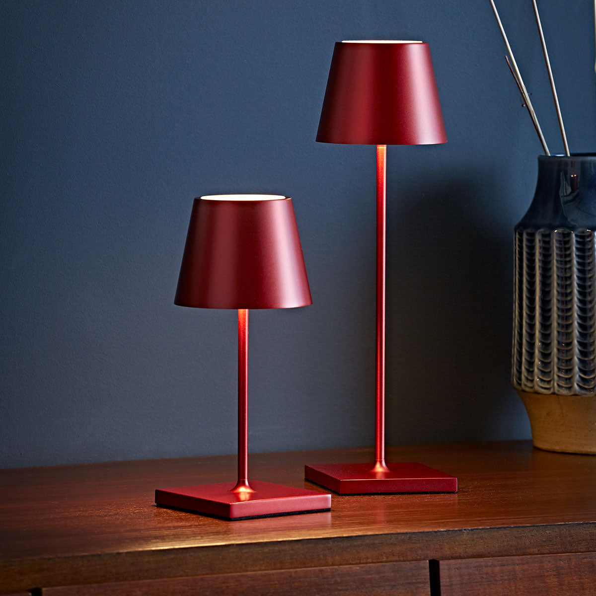 Die Akku-Tischleuchte Sigor Nuindie in kirschrot eloxiert als Mini mit 25 cm und 38 cm