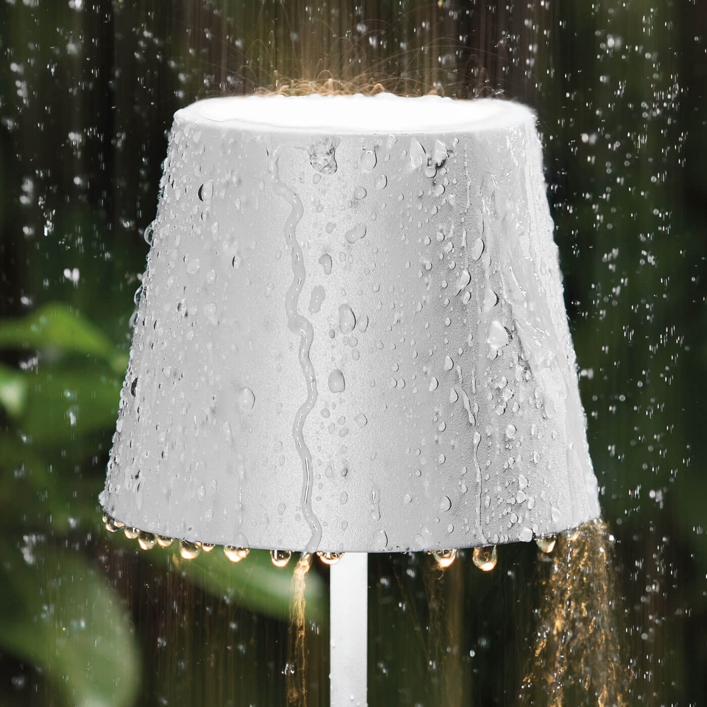 SIGOR Nuindie in schneeweiß hält dank IP54 auch Regen stand!