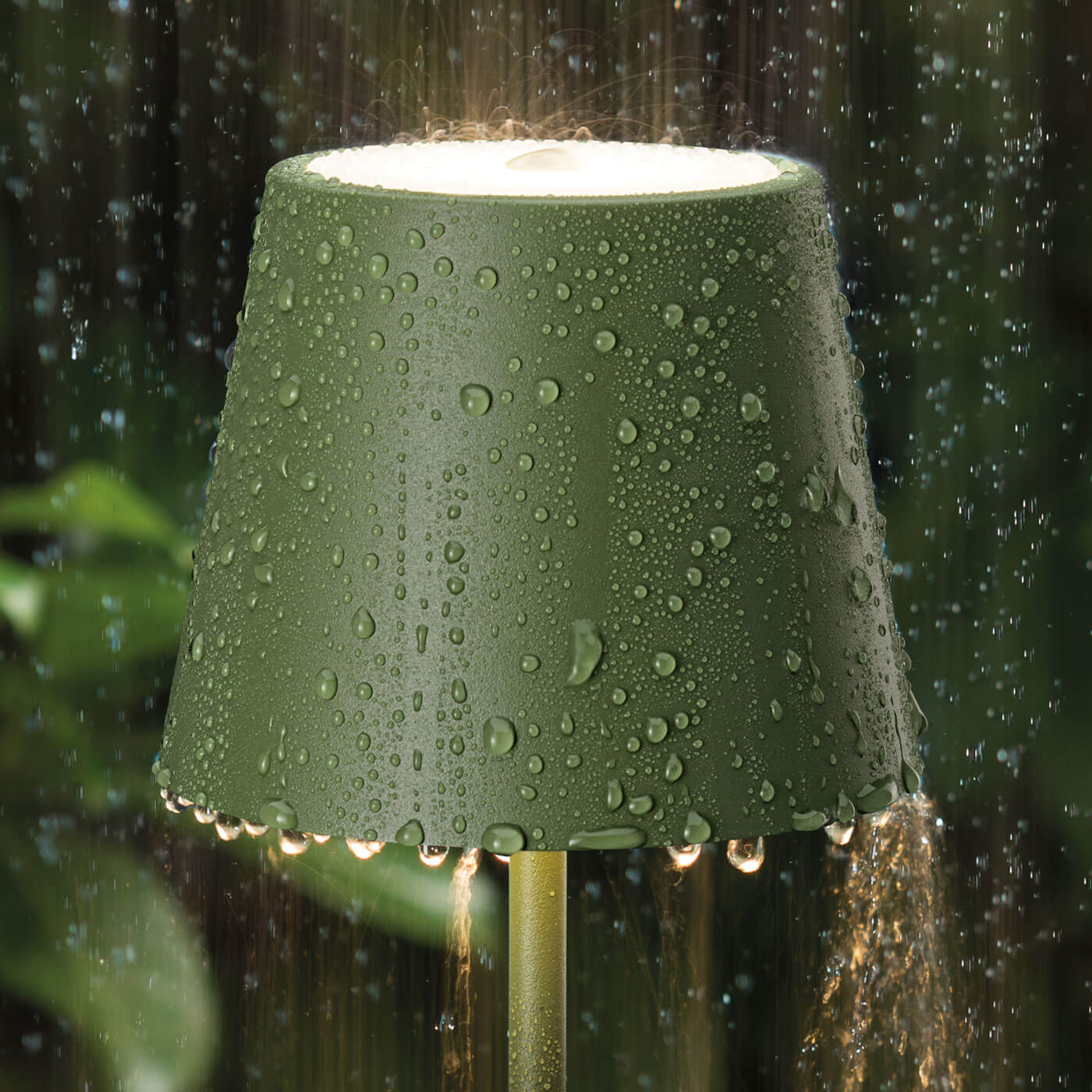 Die Akku-Stehleuche SIGOR Nuindie in tannengrün hält Regen stand!