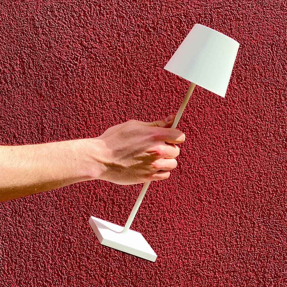 Die weisse Sigor Nuindie Tischleuchte vor einer roten Wand!