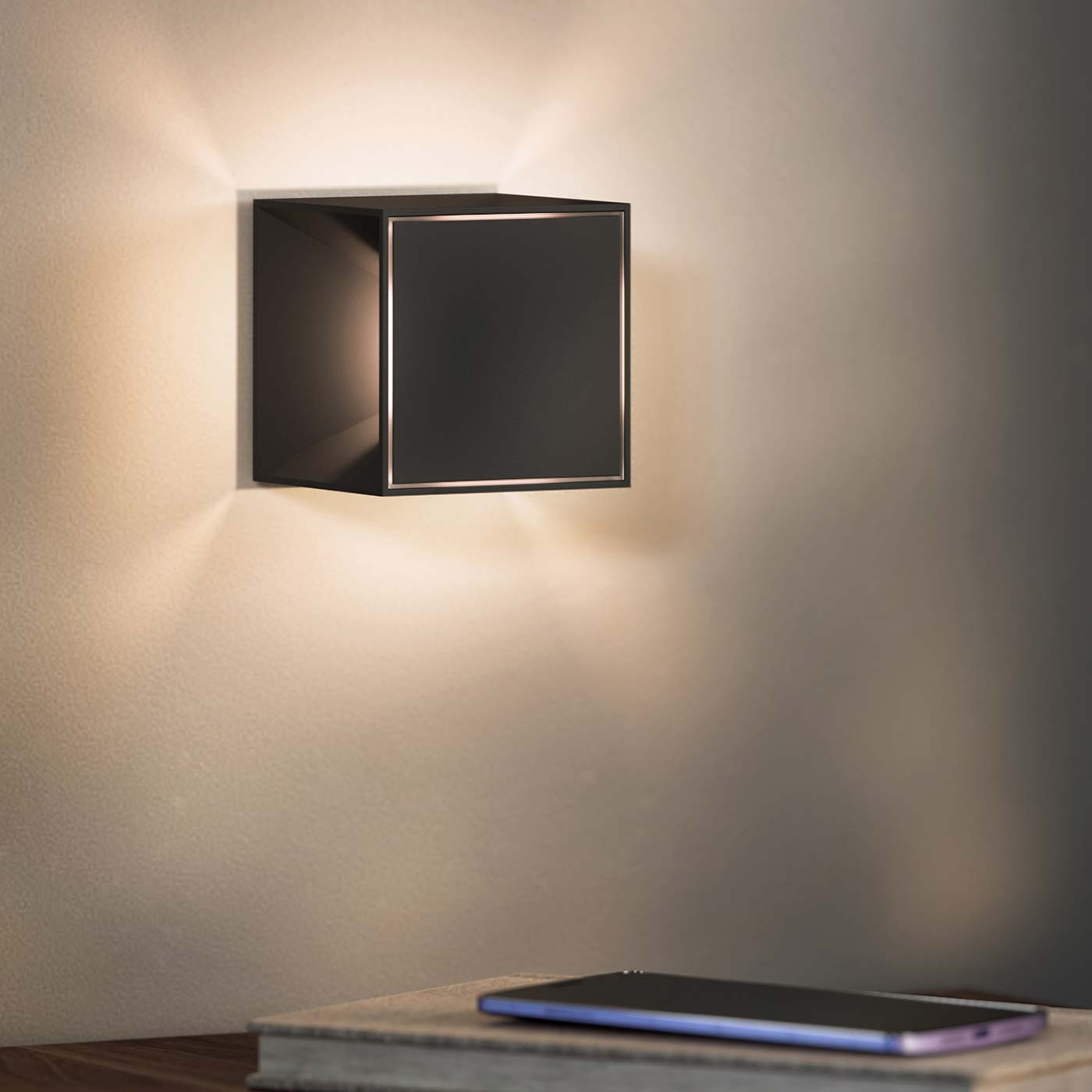 Sigor Nutalis mini Akku-Tischleuchte an der Wand #Farbe_Nachtschwarz