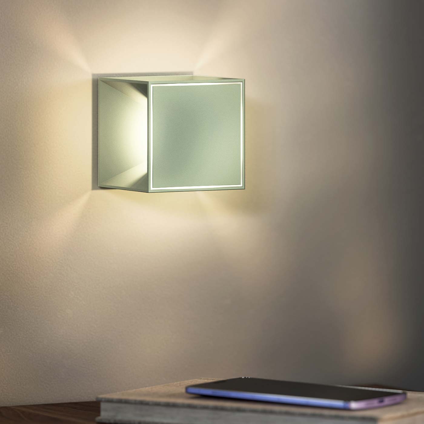 Sigor Nutalis mini Akku-Tischleuchte an der Wand #Farbe_Salbeigrün