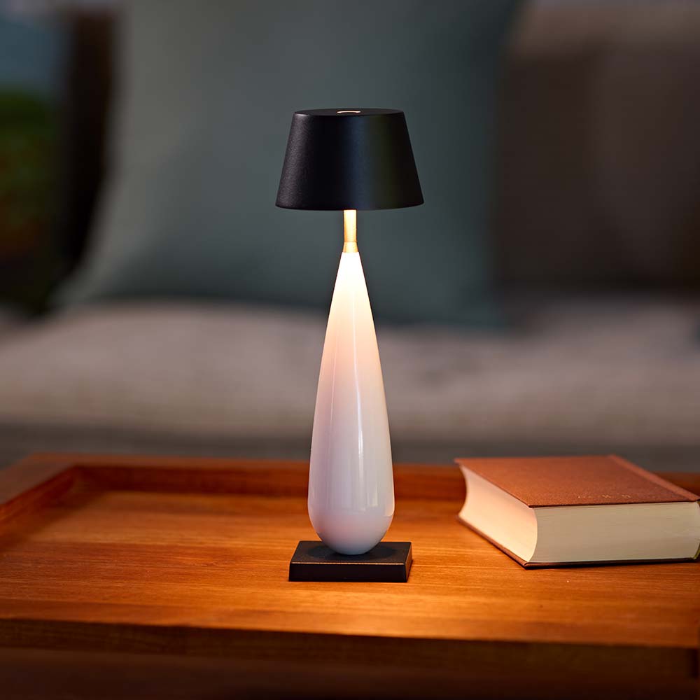 Die Akkuleuchte Thala bietet bis zu 7 Stunden Licht ohne Kabel