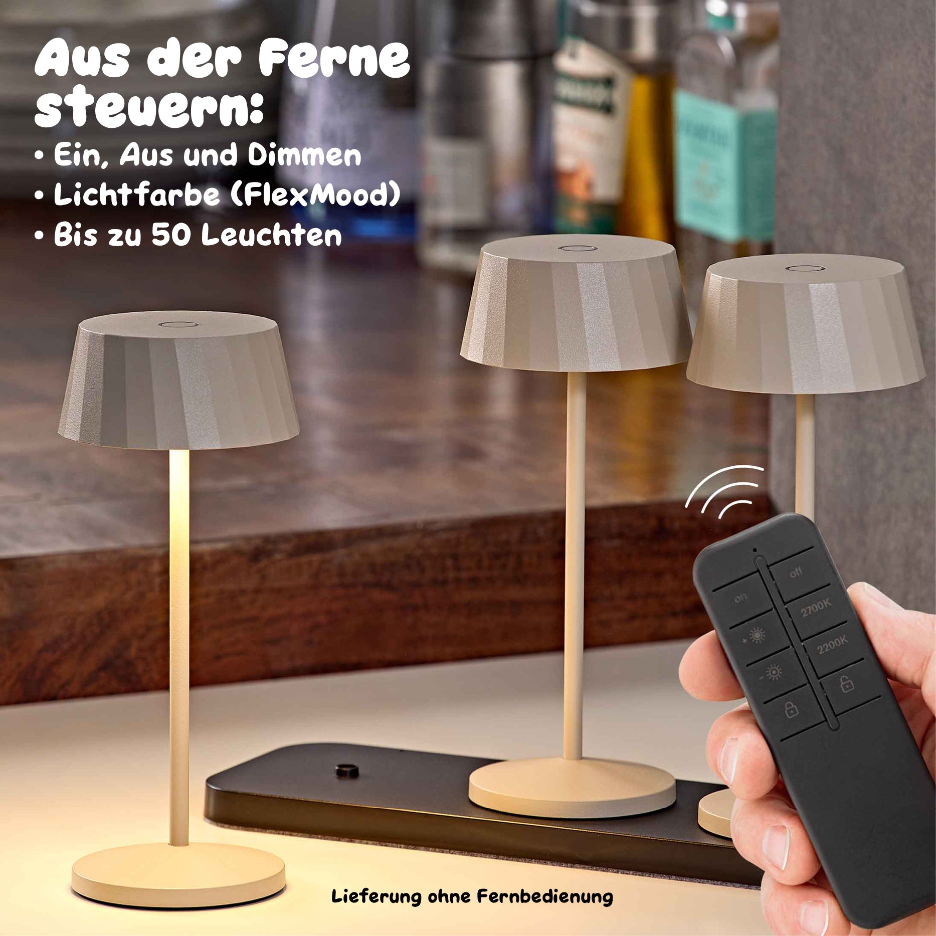 Drei Sigor Veluna Remote Akku-Tischleuchten in Dünenbeige auf einer Dreifach-Ladestation, daneben eine Hand mit der Funkfernbedienung. #Farbe_Dünenbeige
