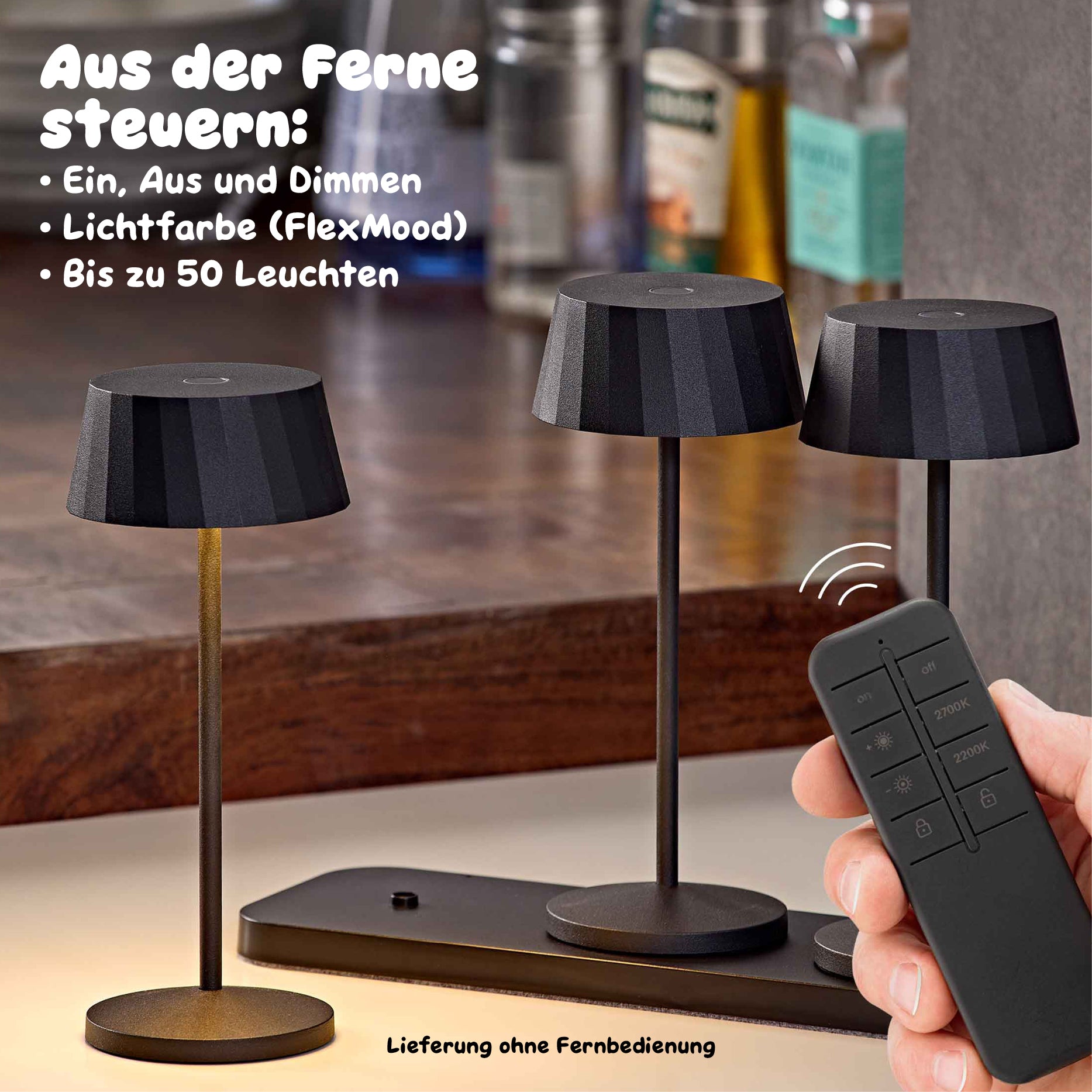 Drei Sigor Veluna Remote Akku-Tischleuchten in Dünenbeige auf einer Dreifach-Ladestation, daneben eine Hand mit der Funkfernbedienung. #Farbe_Nachtschwarz