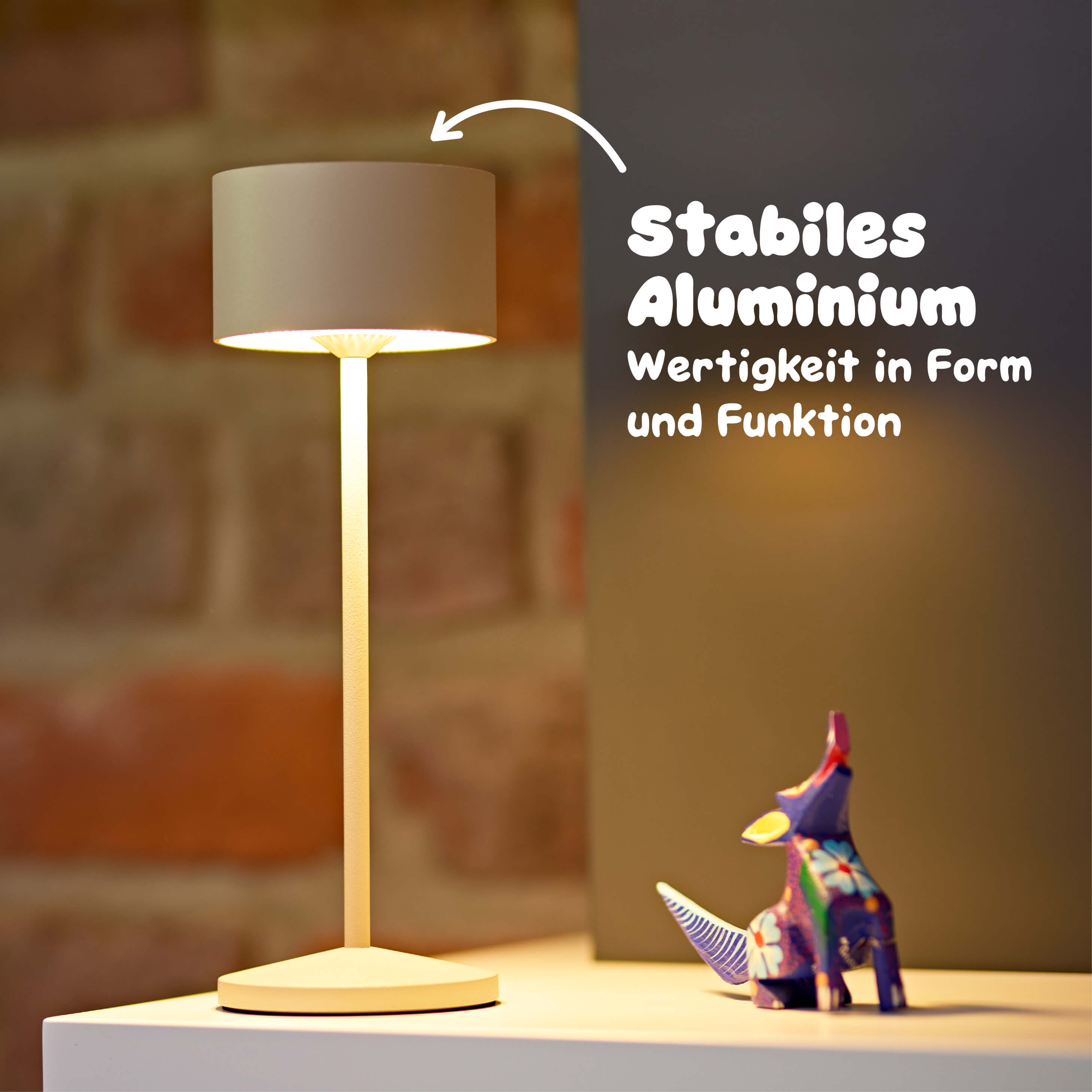Die Sigor Veluna Akku-Tischleuchte mit stabilem Aluminiumgehäuse steht sicher und verzichtet auf Plastik #Farbe_Dünenbeige