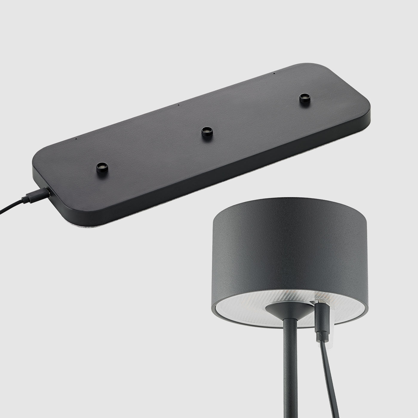 Sigor Veluna Dreifach-Ladestation lädt drei Leuchten gleichzeitig automatisch auf während einzelne Veluna alternativ per USB-C Kabel am Leuchtenkopf geladen wird für maximale Ladeflexibilität im Restaurantbetrieb