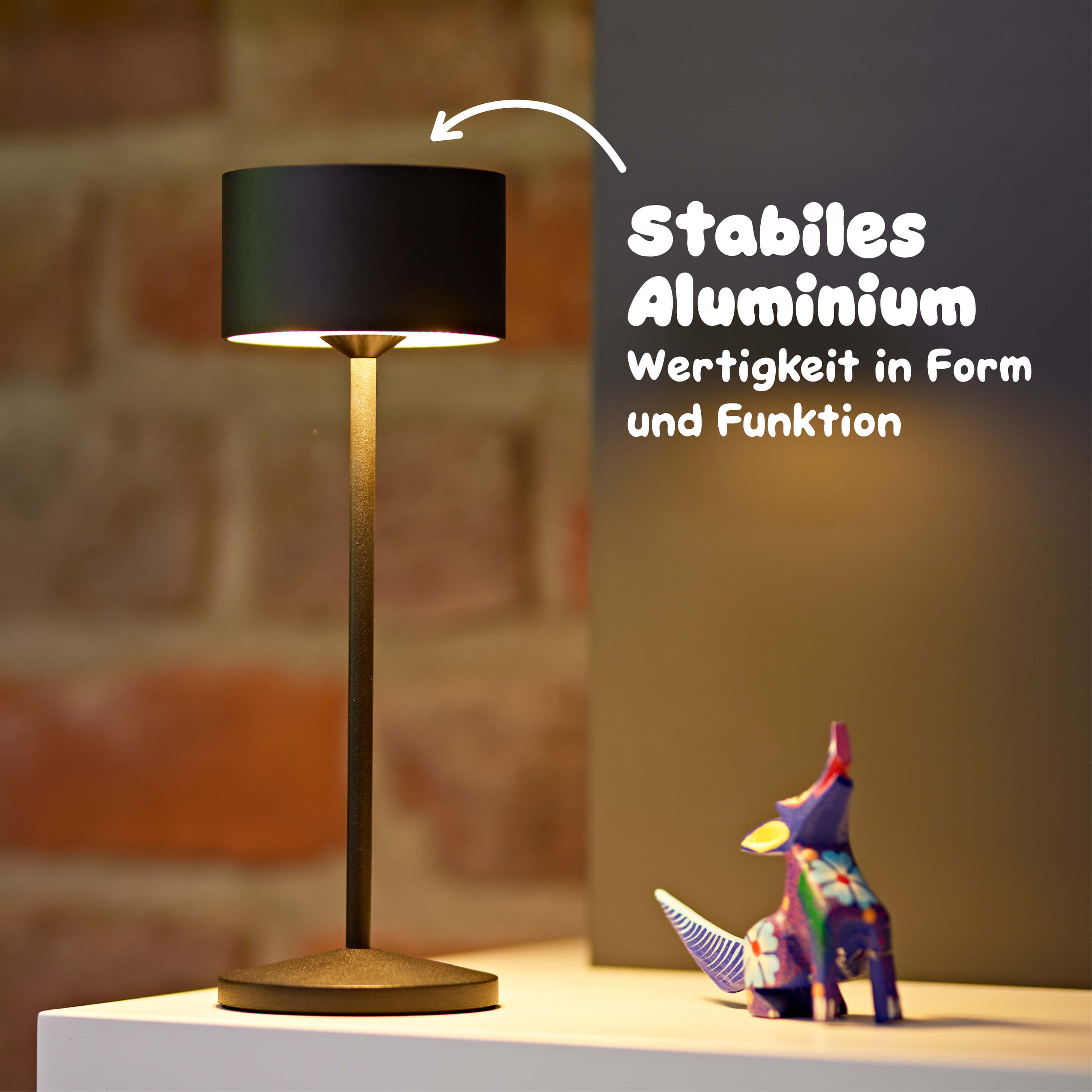 Die Sigor Veluna Akku-Tischleuchte mit stabilem Aluminiumgehäuse steht sicher und verzichtet auf Plastik #Farbe_Nachtschwarz