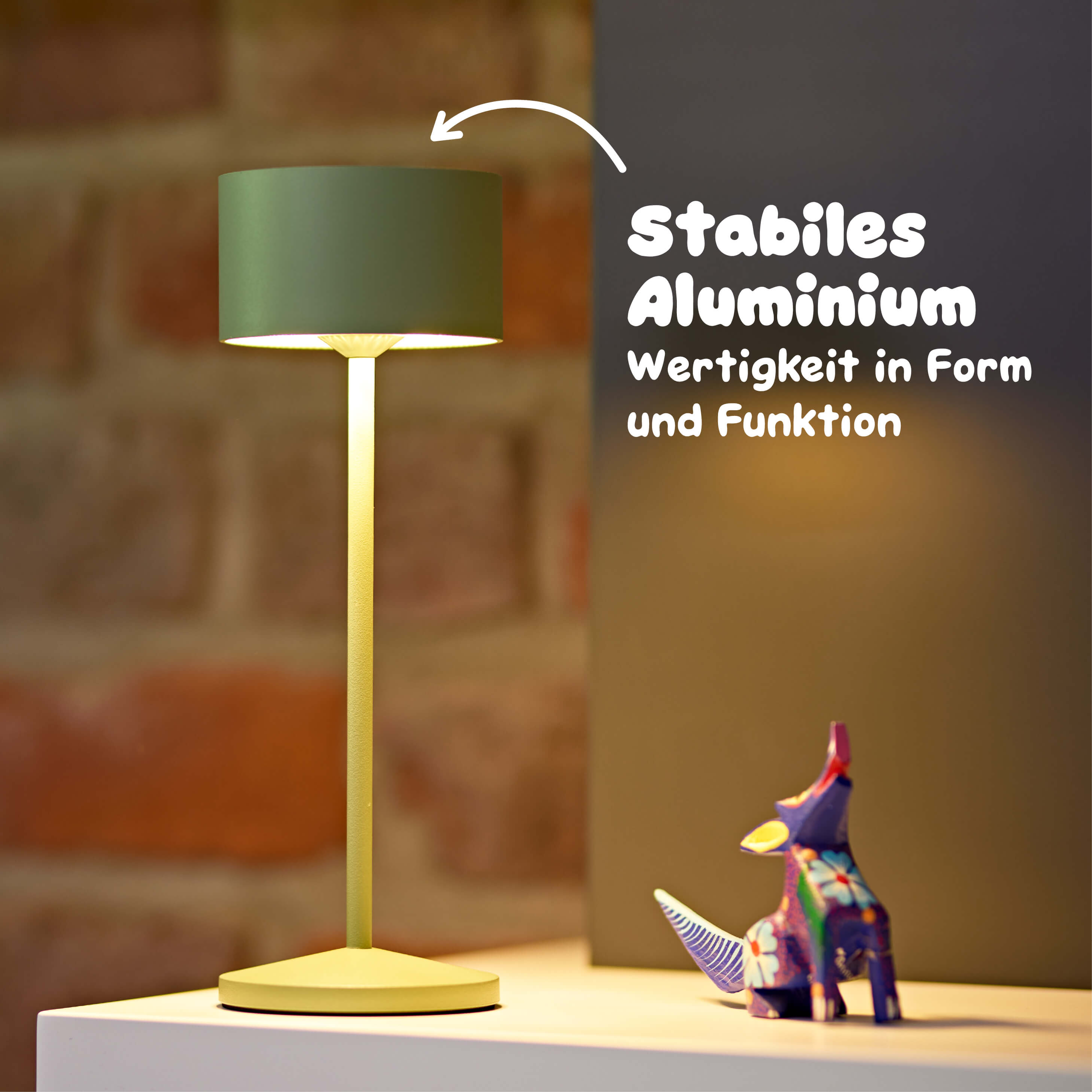Die Sigor Veluna Akku-Tischleuchte mit stabilem Aluminiumgehäuse steht sicher und verzichtet auf Plastik #Farbe_Salbeigrün
