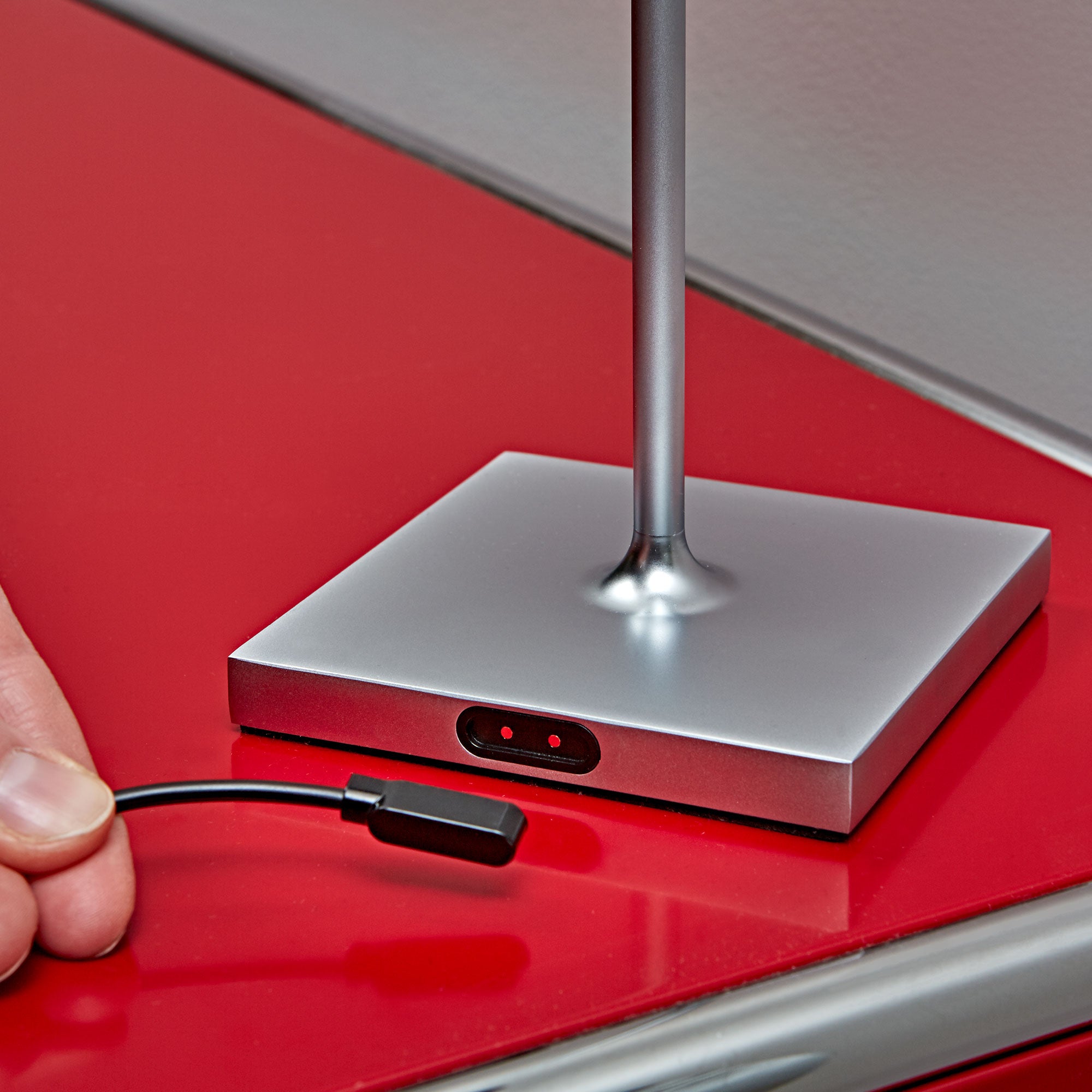 Eine silberne Sigor Nuindie wird mit dem magnetischen Easy-Connect Anschluss geladen