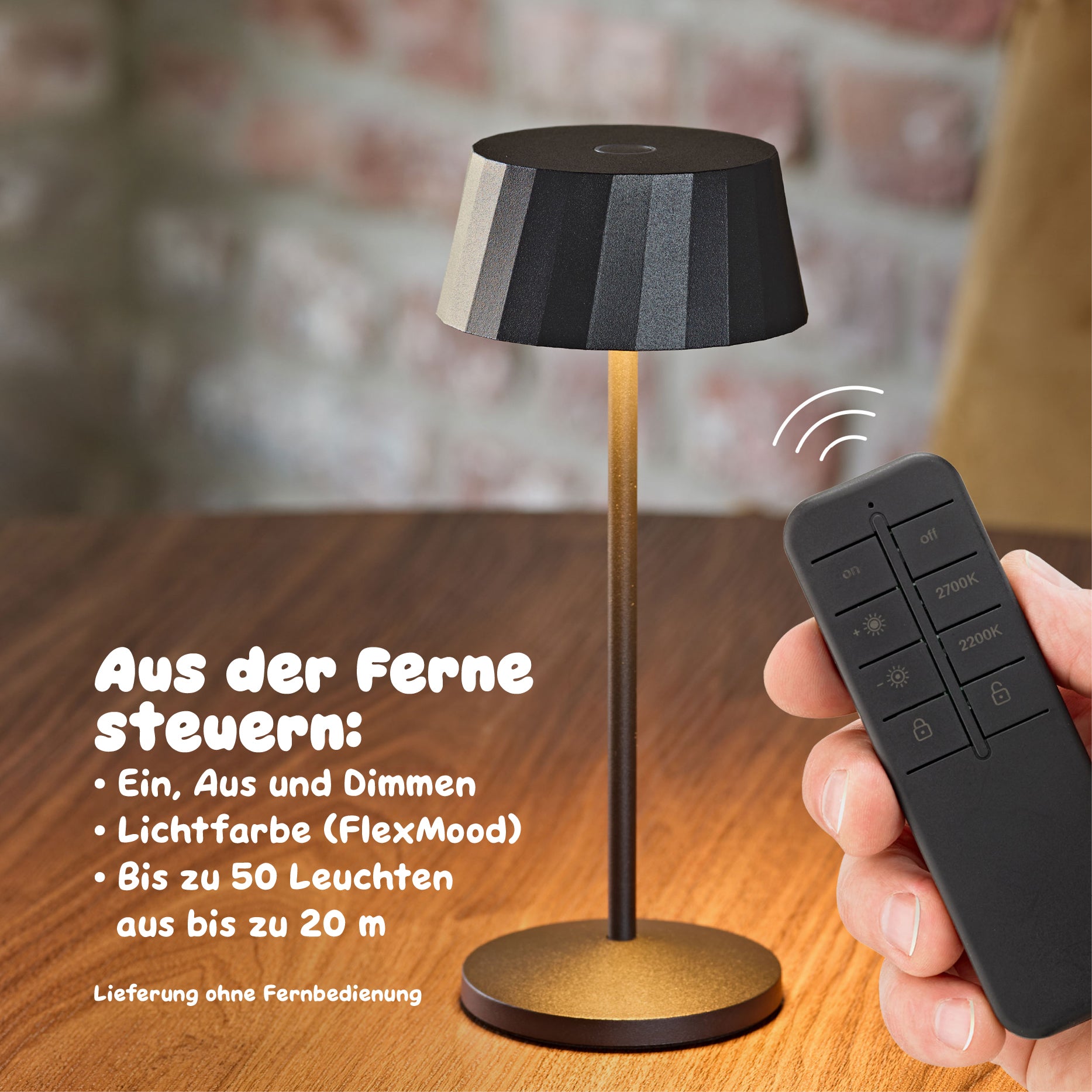 Sigor Facetta Remote Akku-Tischleuchte in Nachtschwarz mit Funkfernbedienung in der Hand. #Farbe_Nachtschwarz