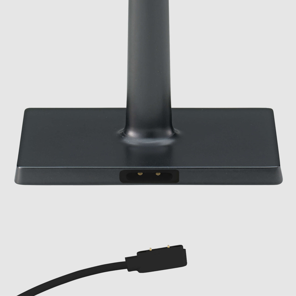 Fuß der schwarzen Sigor Nucharge Akku-Tischleuchte mit magnetischem Ladeanschluss und Stecker des Easy-Connect-Kabels