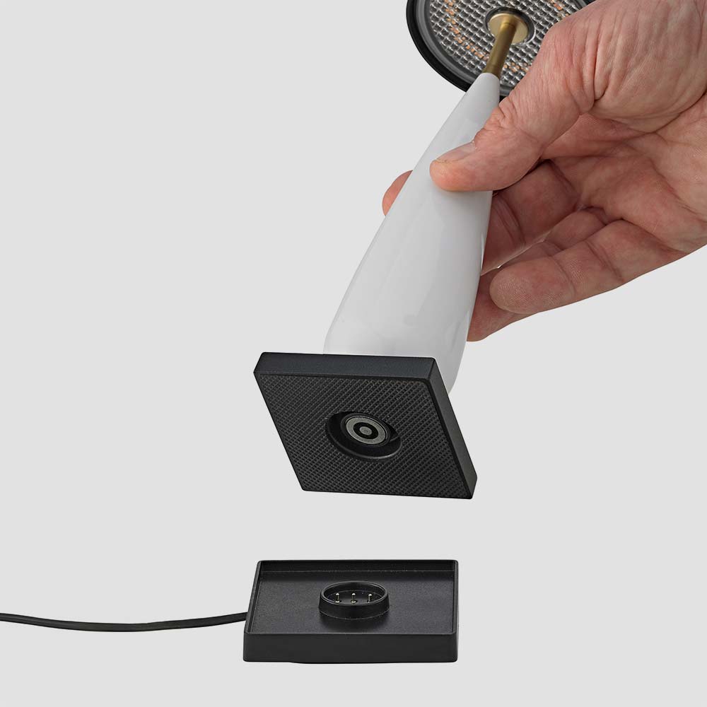 Ladedock inklusive: Aufladen ohne Kabel-Chaos