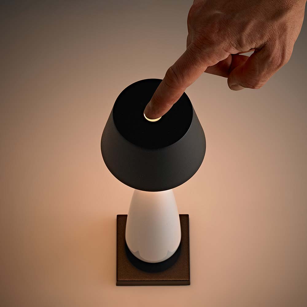 Einschalten und Dimmen mit intuitiven Touch-Schalter auf der Oberseite der Leuchte