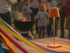 Eine orangene Nuindie auf einem Tanz in den Mai Fest