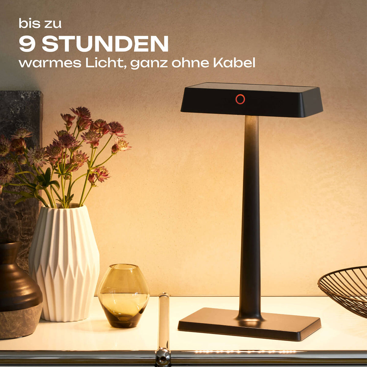 Schwarze Sigor Nucharge Akku-Tischleuchte, eingeschaltet, mit bis zu 9 Stunden Akkulaufzeit #Farbe_Nachtschwarz