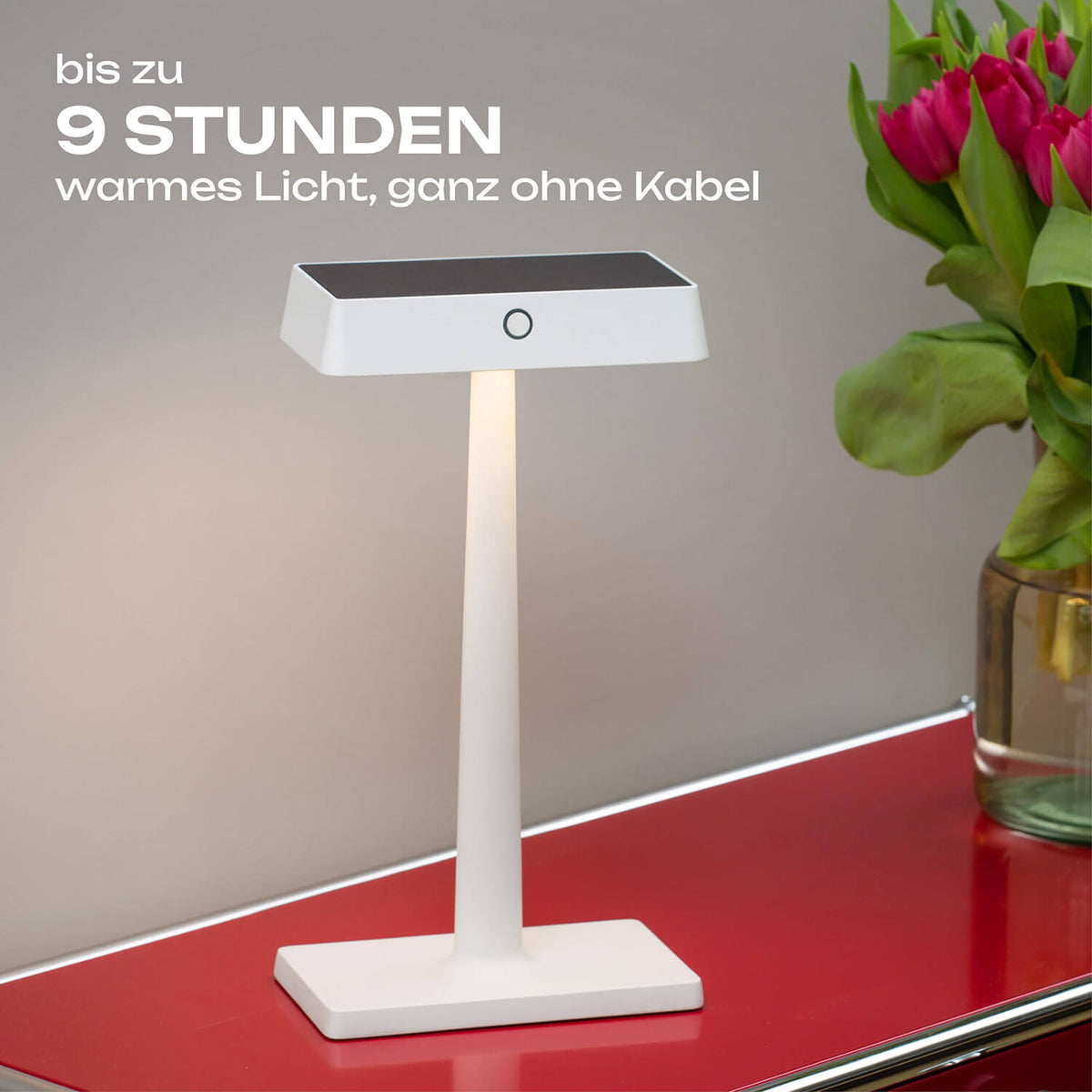 Weiße Sigor Nucharge Akku-Tischleuchte, eingeschaltet, mit bis zu 9 Stunden Akkulaufzeit #Farbe_Schneeweiss